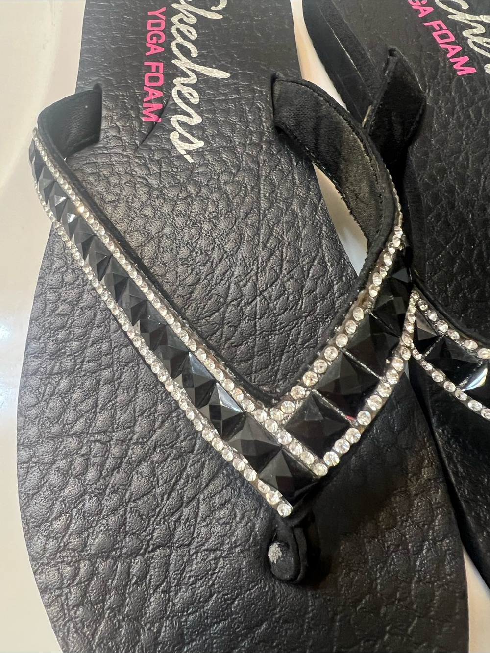 Like new Skechers Women's Black Yoga Foam Rhinestone comfortable Flip Flops Sz 8 - Picture 2 of 3